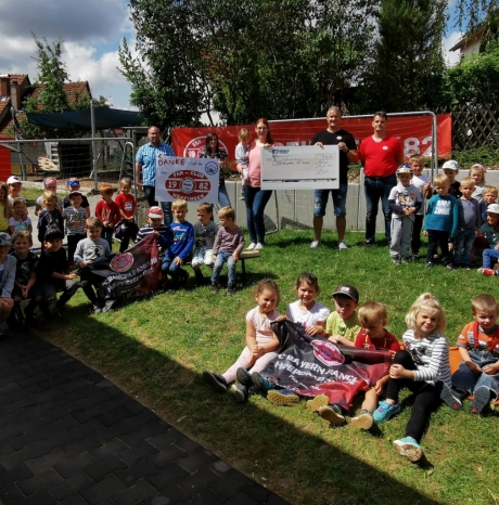 Bayern-Fanclub übergab Spende an den Kindergarten St. Lioba