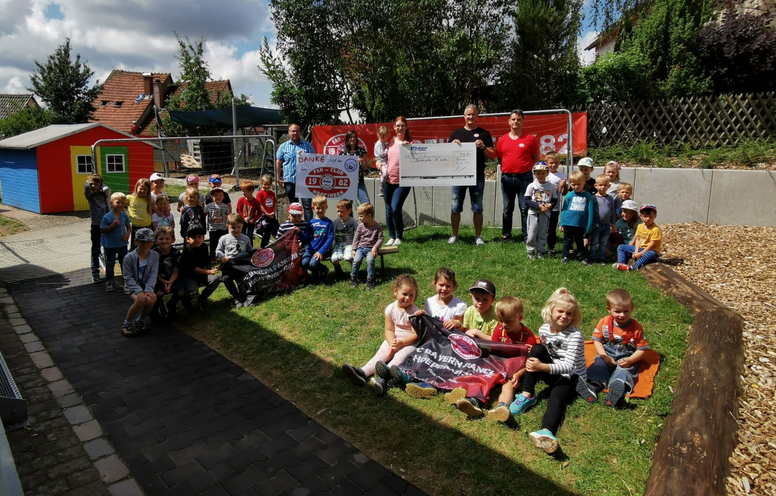 Bayern-Fanclub übergab Spende an den Kindergarten St. Lioba