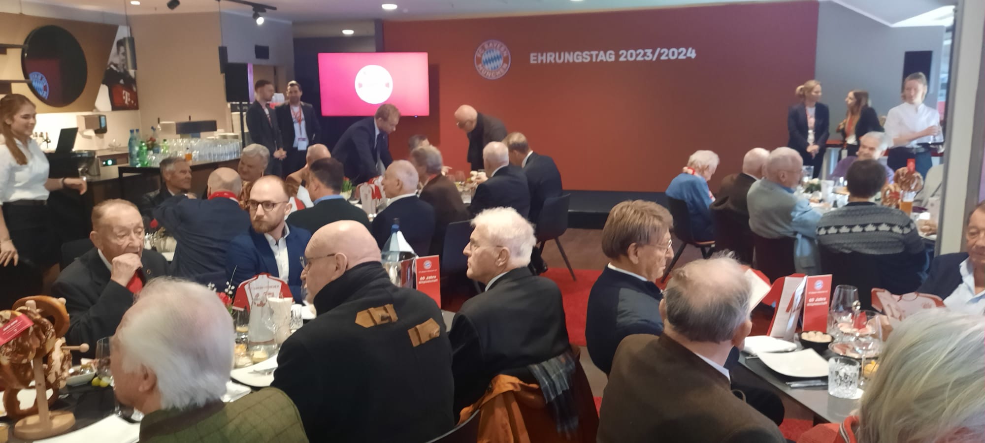 Erwin Nenntwich für 50 Jahre Mitgliedschaft beim FC Bayern geehrt