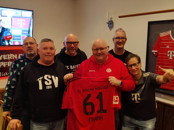 Übergabe des Oktoberfestquiz-Gewinns an Roland Frank